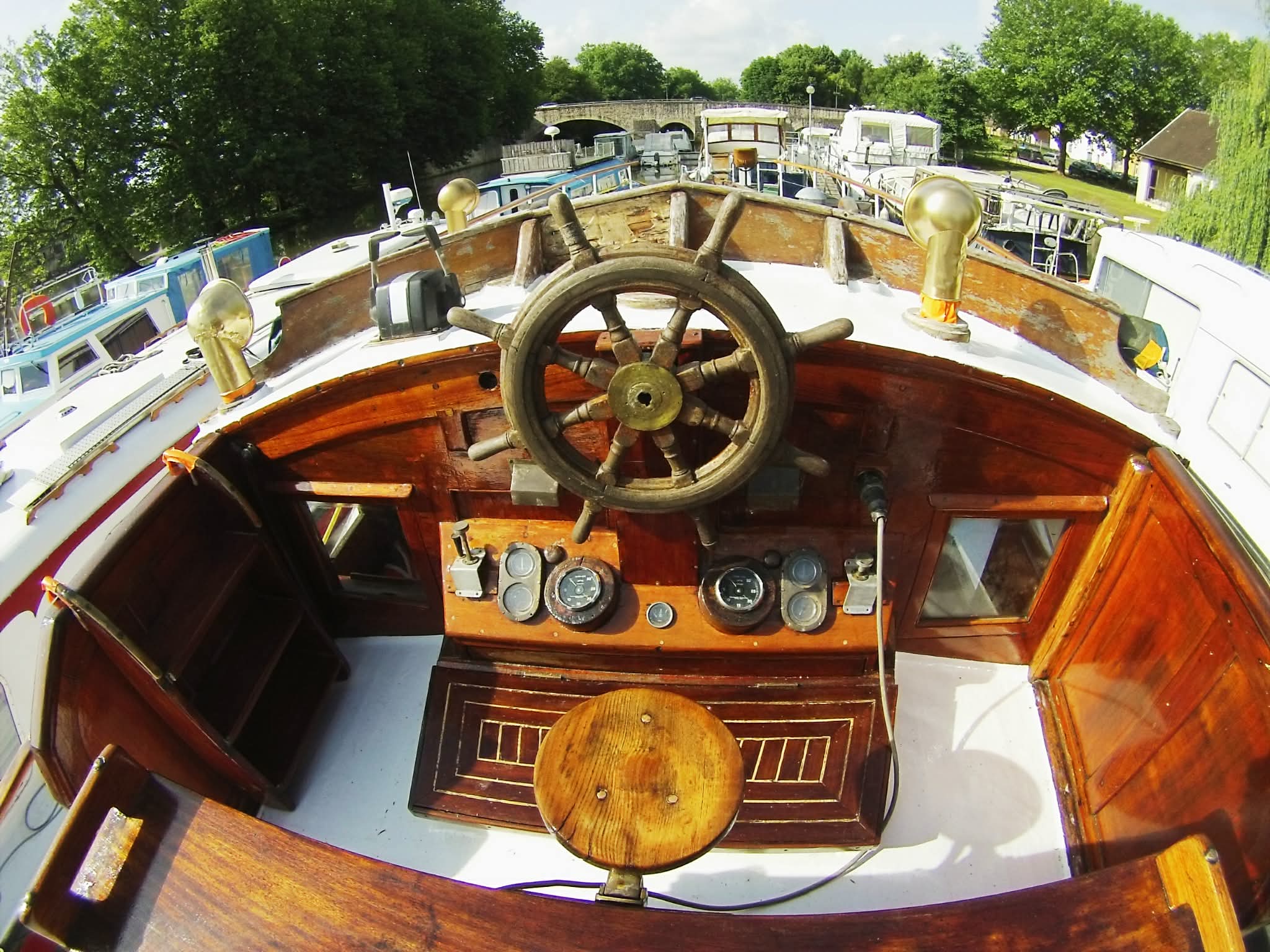 Poste de pilotage extérieur, barre à roue et instruments en cuivre